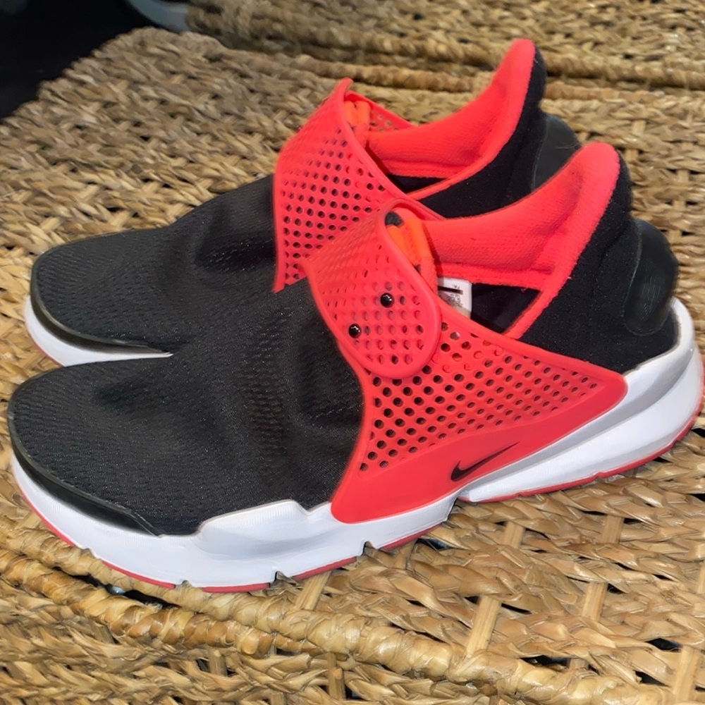 Nike Sock Dart Kids 5 Will Fit Women 6.5-7
